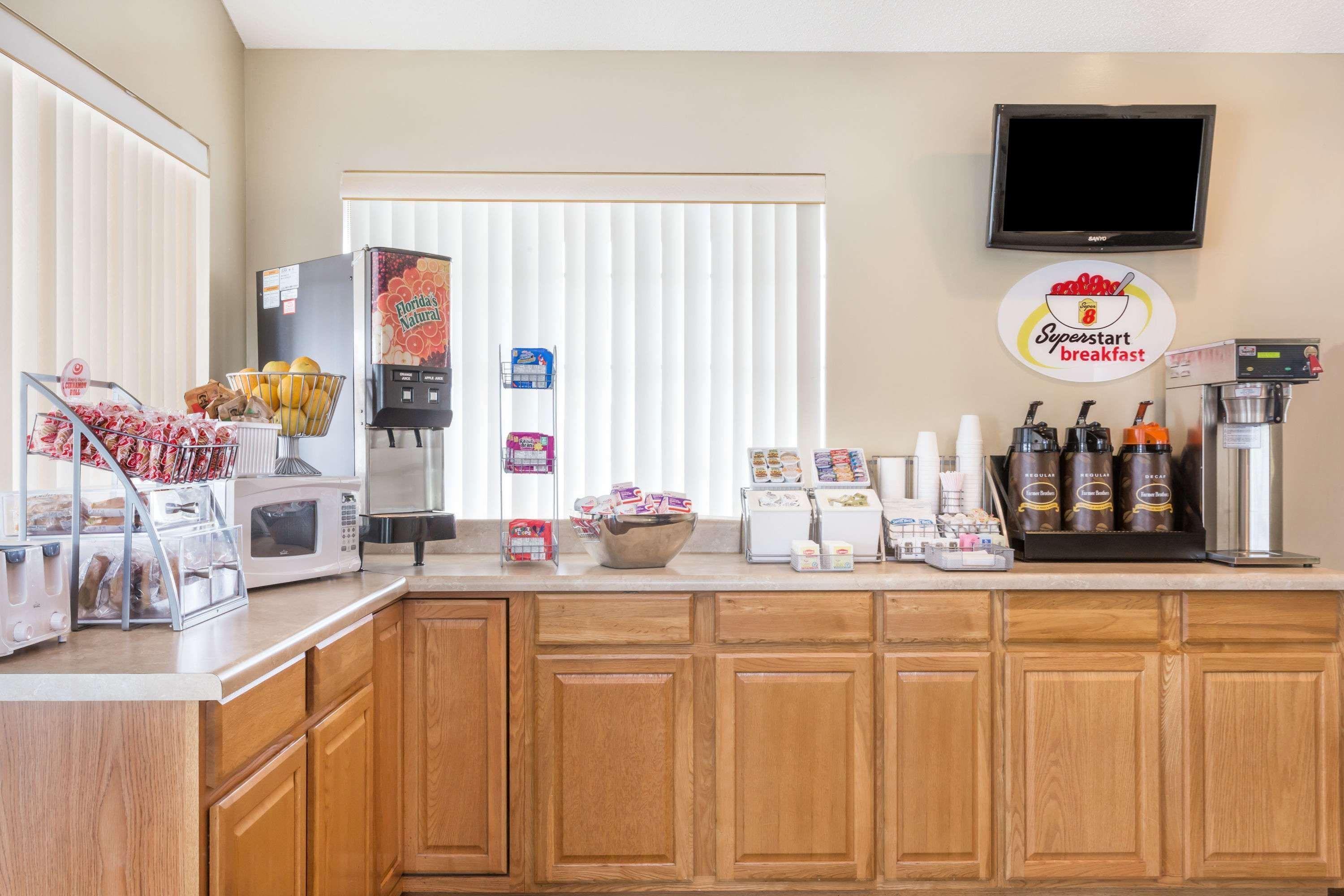 Super 8 By Wyndham Madison Hotel Екстериор снимка
