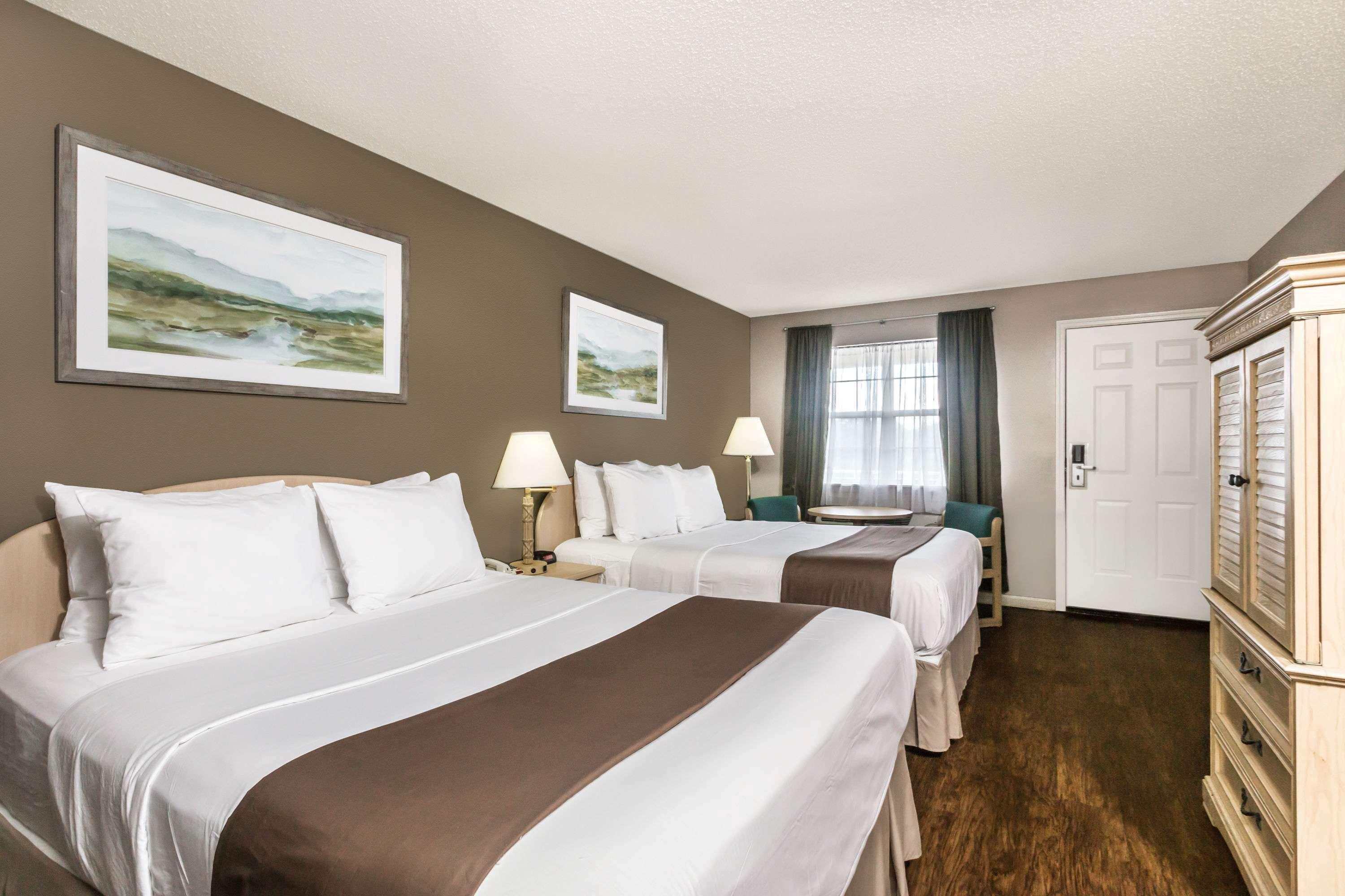 Super 8 By Wyndham Madison Hotel Екстериор снимка