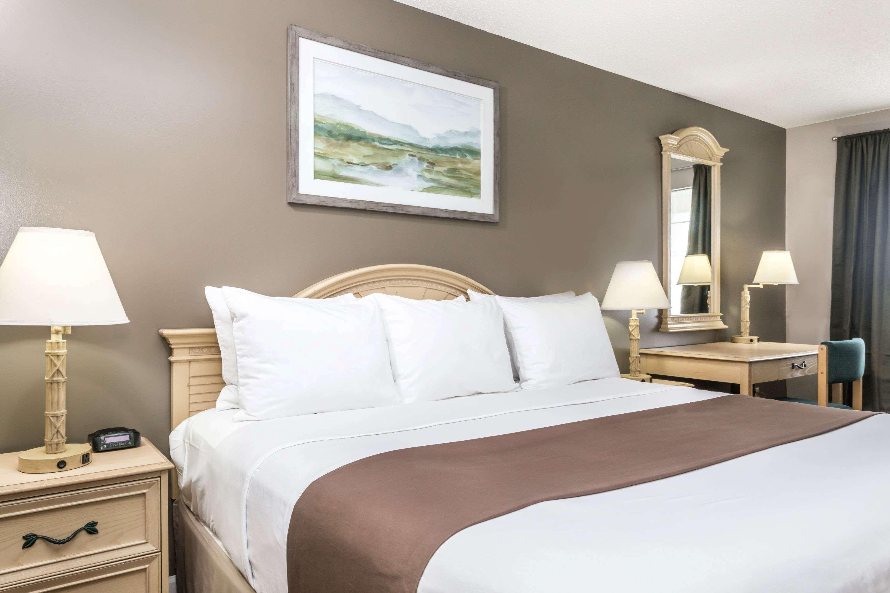 Super 8 By Wyndham Madison Hotel Екстериор снимка