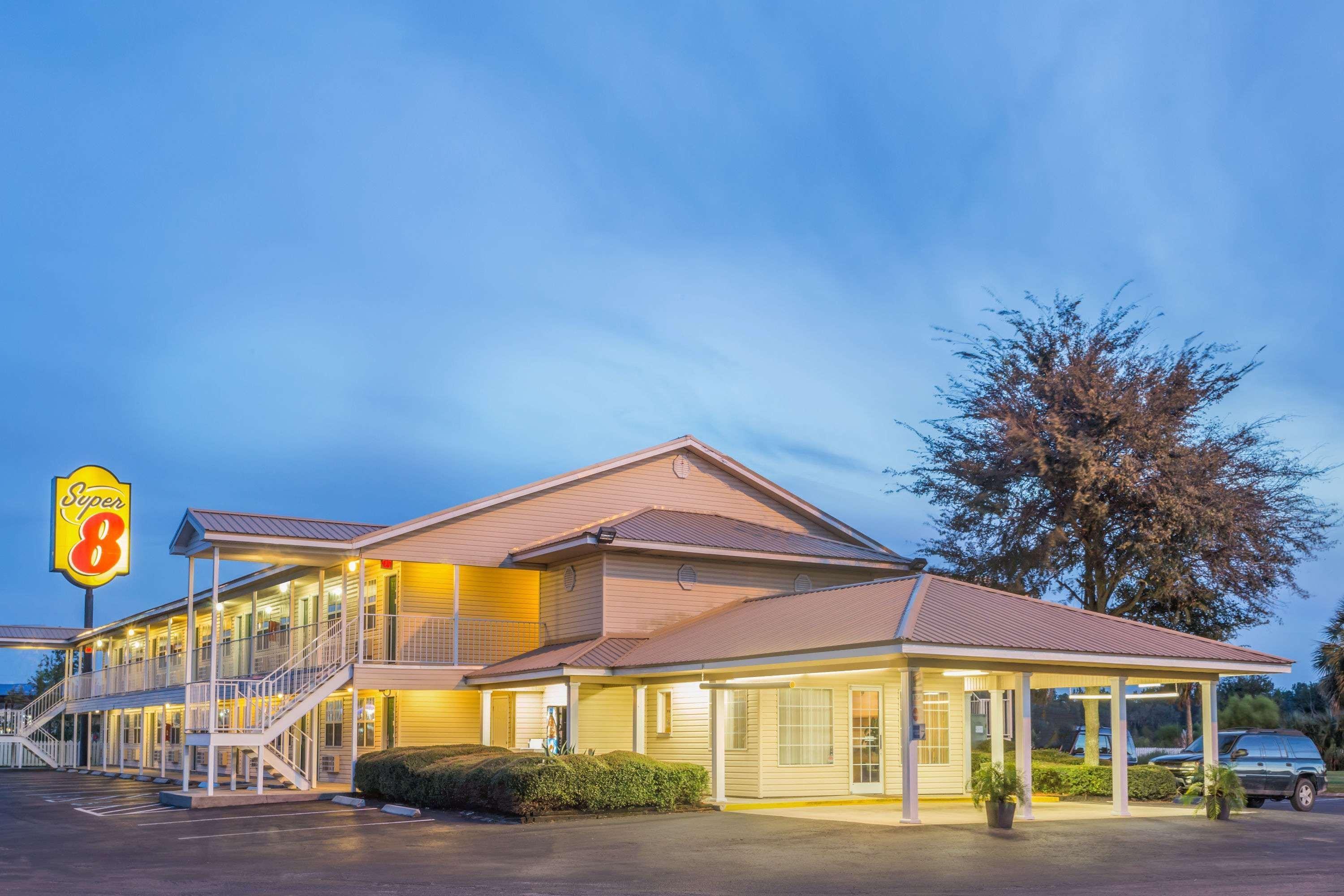 Super 8 By Wyndham Madison Hotel Екстериор снимка