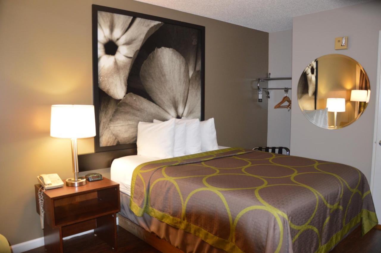 Super 8 By Wyndham Madison Hotel Екстериор снимка